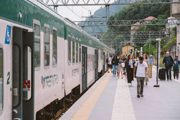 코모 철도역 이 트란 노르트 이탈리아에 도착 한다. 역 주변에 는 기관차가 정차 한다. 유행하는 기차 운송. 교통 체증이요. 지역 열차 이탈리아. 이탈리아 북부 지역 열차 2019 년 9 월 20 일 — 스톡 사진