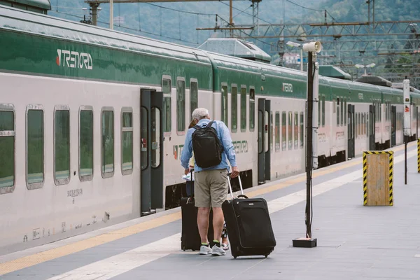Станція Комо прибуває на потяг "Тренорд Італія". Залізнична станція Trenord Locomotive Como. Потяжний вагон Тренарда. пасажиропотік. Місцевий потяг Італія. Регіональний поїзд на північ Італії 20 вересня 2019 — стокове фото