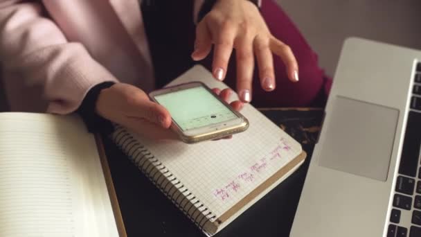 Γυναίκα κάθεται καφετέρια ξύλινο τραπέζι, πίνοντας καφέ και χρησιμοποιώντας smartphone. Γυναίκα που χρησιμοποιεί το τηλέφωνο στο καφέ. Μαθητής μαθαίνει online. Κορίτσι ελέγχει e-mail. Woman Cafe, χρήση κινητού τηλεφώνου, Working Notebook — Αρχείο Βίντεο