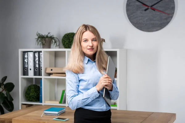 Empresária Segurando Arquivo Grande. jovem mulherengo em pé no escritório e pasta de exploração. Retrato de jovem trabalhador de escritório segurando pastas de papelada enquanto está em pé no escritório moderno — Fotografia de Stock