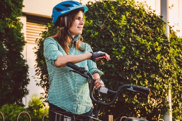 Porträt eines fröhlichen Mädchens, das sein Handy in der Hand hält. Glücklich lächelnder Student mit Fahrrad-Sharing-App auf dem Smartphone im Freien. Stilvolles Hipster-Mädchen mit Fahrrad per Smartphone-App auf der Straße — Stockfoto