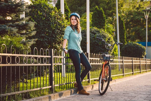 Attraente amichevole giovane donna con la sua bicicletta. Ritratto di giovane donna per strada in bicicletta. trasporto ecologico di biciclette. Studente ragazza è venuto a studiare all'università su una bicicletta a noleggio — Foto Stock