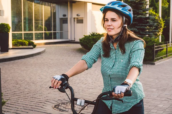 Bisikletli çekici, arkadaş canlısı genç bayan. Sokakta bisikletli genç bir kadının portresi. Ekolojik bisiklet taşımacılığı. Öğrenci kız okula kiralık bir bisikletle çalışmaya geldi. — Stok fotoğraf
