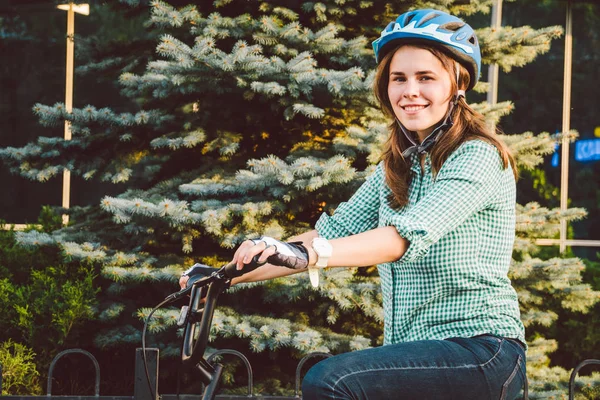 Atrakcyjna, przyjazna młoda kobieta z rowerem. Portret młodej kobiety na ulicy z rowerem. ekologiczny transport rowerowy. Studentka przyjechała na uniwersytet na wypożyczonym rowerze. — Zdjęcie stockowe