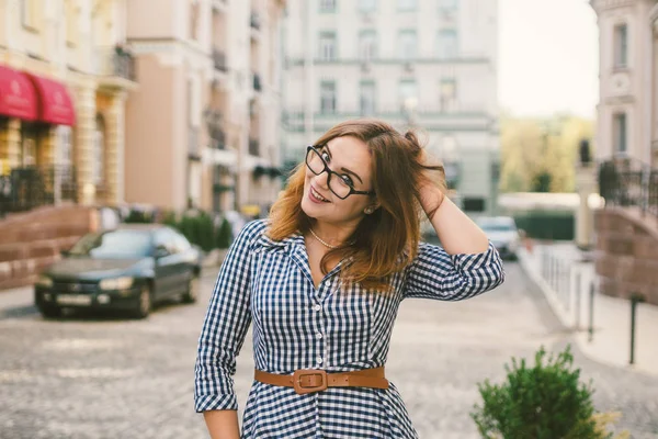 Mulher elegante feliz na velha rua da cidade europeia, momento de felicidade despreocupada e verdadeira. Jovem bela mulher alegre andando na rua velha. Viagem europeia, cidade velha, férias de verão — Fotografia de Stock