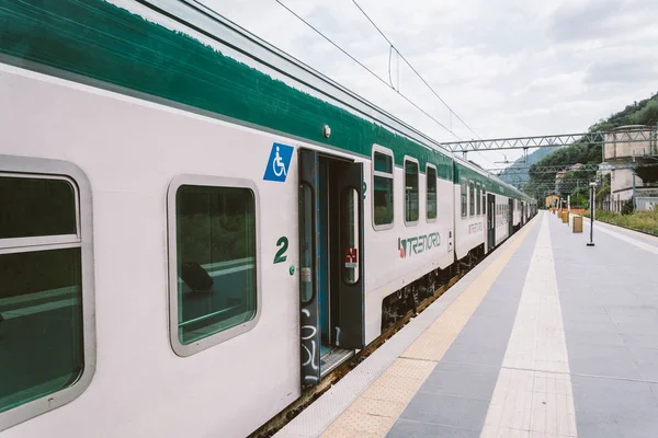 科莫火车站到达了意大利铁路。 特伦多机车科莫火车站。 风琴火车车厢。 乘客流量。 当地火车意大利。 意大利北部区域列车2019年9月20日 — 图库照片