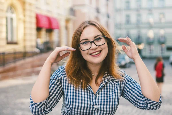 Mulher elegante feliz na velha rua da cidade europeia, momento de felicidade despreocupada e verdadeira. Jovem bela mulher alegre andando na rua velha. Viagem europeia, cidade velha, férias de verão — Fotografia de Stock