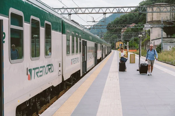 Como railway station arriving train Trenord Italia. Trenord Locomotive Como railway Station. Trenord train carriage. passenger traffic. Local train Italy. Regional train north Italy September 20,2019 — Stock Photo, Image