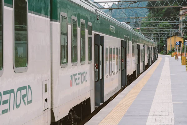 코모 철도역 이 트란 노르트 이탈리아에 도착 한다. 역 주변에 는 기관차가 정차 한다. 유행하는 기차 운송. 교통 체증이요. 지역 열차 이탈리아. 이탈리아 북부 지역 열차 2019 년 9 월 20 일 — 스톡 사진