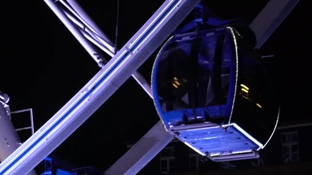 Düsseldorf. Nordrhein-Westfalen. Innenstadt, die Uferböschung des Flusses. Saray Rathaus und das Riesenrad im Herbst bei bewölktem Wetter — Stockvideo