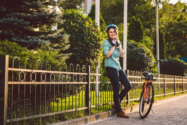 Attraente amichevole giovane donna con la sua bicicletta. Ritratto di giovane donna per strada in bicicletta. trasporto ecologico di biciclette. Studente ragazza è venuto a studiare all'università su una bicicletta a noleggio — Foto Stock
