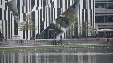 27 Ekim 2018. Almanya, D sseldorf. Kuzey Ren. K-Bogen Şehir Merkezi olarak bilinen bina kompleksi, mimari, modern sanat deco tasarımı, çağdaş merkez, pazar yeri inşaatı