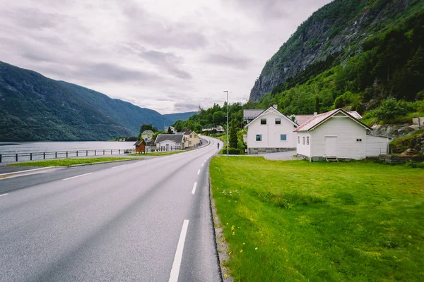 Paisaje urbano con casa tradicional espaciada blanca en norway. Casa de Noruega, tradicional cabaña de campo escandinavo en la aldea. Casa de madera blanca en Noruega. Antigua arquitectura de madera en Noruega. Casa blanca — Foto de Stock