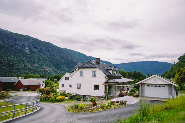 Pejzaż miejski z białym, rozstawionym tradycyjnym domem w Norwegii. Dom w Norwegii, tradycyjny skandynawski domek na wsi. Biały drewniany dom w Norwegii. Stary drewniany budynek w Norwegii. Biały dom — Zdjęcie stockowe