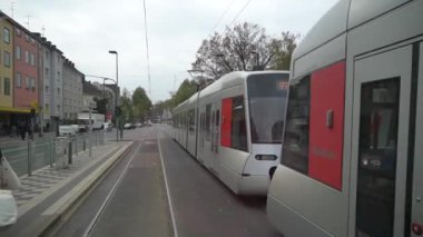 Şehir caddesinde yüksek hızlı tramvay. Modern Tramvay Düsseldorf, Almanya, 20 Ekim 2018. Yüksek hızlı yeni tramvay duraktan kalkıyor. Tema Yolcu Taşımacılığı Almanya 'da