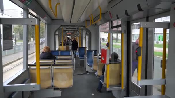 Szybki tramwaj na ulicy miejskiej. Nowoczesny tramwaj w Dusseldorfie, Niemcy 20 października 2018. Wnętrze tramwaju, przedział pasażerski z pasażerami podczas jazdy w Niemczech — Wideo stockowe