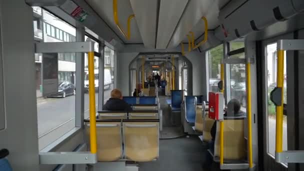 Hochgeschwindigkeits-Straßenbahn auf der Stadtstraße. moderne straßenbahn in düsseldorf, deutschland 20.10.2018. straßenbahn innenansicht, fahrgastabteil mit fahrgästen während einer fahrt in deutschland — Stockvideo