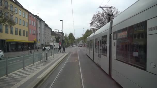 Höghastighetsspårvagn på stadens gata. Modern spårvagn i Düsseldorf, Tyskland 20 oktober 2018. Den nya höghastighetsspårvagnen avgår från hållplatsen. Tema Passagerartransport i Tyskland — Stockvideo