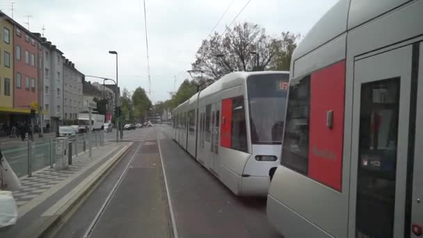Nagysebességű villamos a város utcáján. Modern villamos Düsseldorfban, Németországban 2018. október 20. A nagysebességű új villamos a megállóból indul. Téma Személyszállítás Németországban — Stock videók