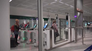 Otomatik pasaport kontrol kapısından geçen hava yolcuları Milano Malpensa Havaalanı. Milan Malpensa havaalanında otomatik pasaport kontrolü. İtalya Milano 17 Eylül 2019