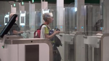 Otomatik pasaport kontrol kapısından geçen hava yolcuları Milano Malpensa Havaalanı. Milan Malpensa havaalanında otomatik pasaport kontrolü. İtalya Milano 17 Eylül 2019