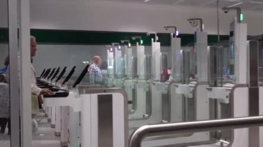 Otomatik pasaport kontrol kapısından geçen hava yolcuları Milano Malpensa Havaalanı. Milan Malpensa havaalanında otomatik pasaport kontrolü. İtalya Milano 17 Eylül 2019