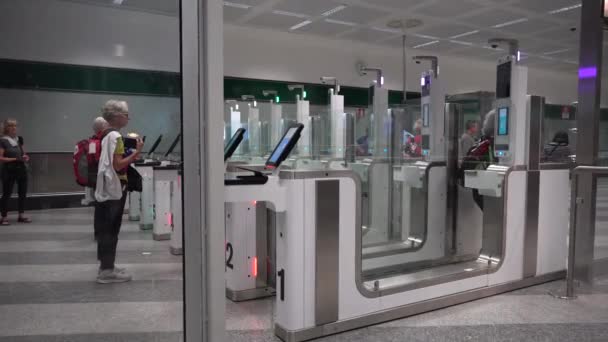 I viaggiatori aerei passano attraverso i cancelli automatizzati di controllo delle frontiere dei passaporti dell'Aeroporto di Milano Malpensa. Controllo passaporti automatico elettronico confine Italia aeroporto di Milano Malpensa. Italia Milano 17 settembre 2019 — Video Stock