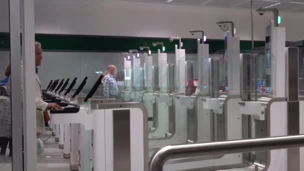 Οι ταξιδιώτες περνούν από αυτόματες πύλες ελέγχου διαβατηρίων Μιλάνο Malpensa Airport. Ηλεκτρονικός αυτόματος έλεγχος διαβατηρίων Ιταλία σύνορα στο Μιλάνο Malpensa αεροδρόμιο. Ιταλία Μιλάνο 17 Σεπτεμβρίου 2019 — Αρχείο Βίντεο