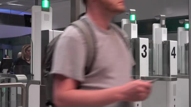 Otomatik pasaport kontrol kapısından geçen hava yolcuları Milano Malpensa Havaalanı. Milan Malpensa havaalanında otomatik pasaport kontrolü. İtalya Milano 17 Eylül 2019 — Stok video