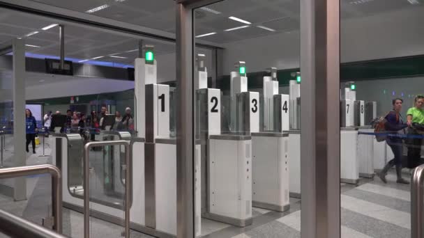 Podróżni lotniczy przechodzą przez zautomatyzowane paszportowe bramy kontroli granicznej lotniska Milano Malpensa. Elektroniczna automatyczna kontrola paszportowa Granica Włoch w mieście Mediolan Malpensa lotnisko. Włochy Mediolan 17 września 2019 — Wideo stockowe