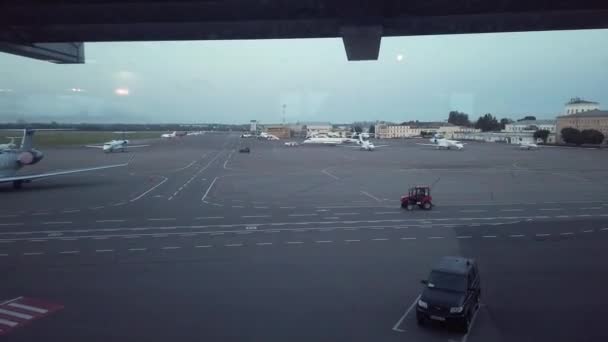 Moderní letištní terminál v Kyjevě V oblačný den. okénka letiště. výhled z obýváku v letištním terminálu. Zhuliany Airport Life v Kyjevě, Ukrajina 18. července 2019 — Stock video