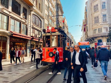 İstanbul, Türkiye 'deki eski tramvay İstiklal Caddesi, 2 Kasım 2019. Taksim İstiklal Caddesi 'nde Nostaljik Kızıl Tramvay. Red Retro tramvayı kalabalık Istiklal caddesinde. Eski kırmızı tramvay ve Istiklal caddesinde yolcular.