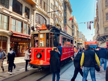 İstanbul, Türkiye 'deki eski tramvay İstiklal Caddesi, 2 Kasım 2019. Taksim İstiklal Caddesi 'nde Nostaljik Kızıl Tramvay. Red Retro tramvayı kalabalık Istiklal caddesinde. Eski kırmızı tramvay ve Istiklal caddesinde yolcular.