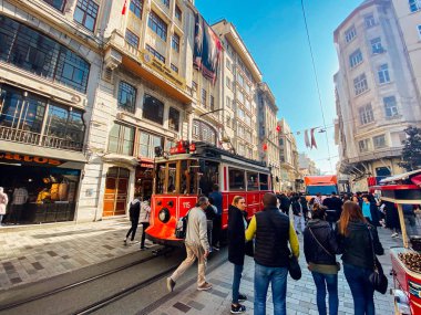 İstanbul, Türkiye 'deki eski tramvay İstiklal Caddesi, 2 Kasım 2019. Taksim İstiklal Caddesi 'nde Nostaljik Kızıl Tramvay. Red Retro tramvayı kalabalık Istiklal caddesinde. Eski kırmızı tramvay ve Istiklal caddesinde yolcular.