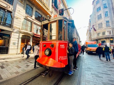 İstanbul, Türkiye 'deki eski tramvay İstiklal Caddesi, 2 Kasım 2019. Taksim İstiklal Caddesi 'nde Nostaljik Kızıl Tramvay. Red Retro tramvayı kalabalık Istiklal caddesinde. Eski kırmızı tramvay ve Istiklal caddesinde yolcular.