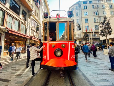 İstanbul, Türkiye 'deki eski tramvay İstiklal Caddesi, 2 Kasım 2019. Taksim İstiklal Caddesi 'nde Nostaljik Kızıl Tramvay. Red Retro tramvayı kalabalık Istiklal caddesinde. Eski kırmızı tramvay ve Istiklal caddesinde yolcular.