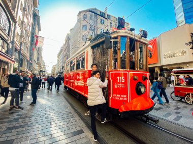 İstanbul, Türkiye 'deki eski tramvay İstiklal Caddesi, 2 Kasım 2019. Taksim İstiklal Caddesi 'nde Nostaljik Kızıl Tramvay. Red Retro tramvayı kalabalık Istiklal caddesinde. Eski kırmızı tramvay ve Istiklal caddesinde yolcular.