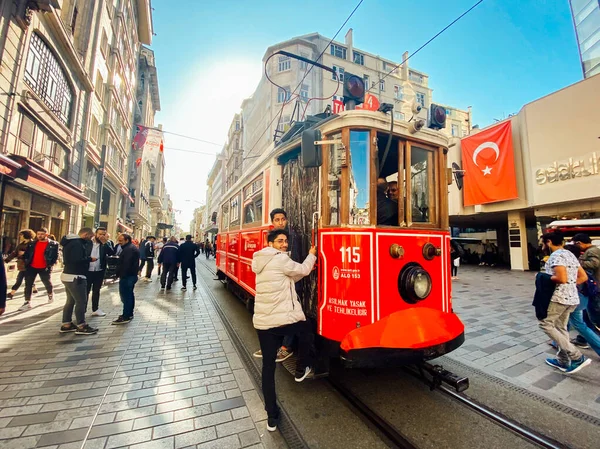 Старый трамвай Istiklal Avenue в Стамбуле, Турция 2 ноября 2019 года. Ностальгический Красный тракт на улице Таксим Истикляль. Красный трамвай на переполненной улице Истикляль. Старый красный трамвай с пассажирами на улице Истикляль — стоковое фото