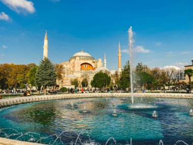 Kutsal Bilgeliğin Ayasofya Kilisesi. İstanbul, Türkiye 25 Ekim 2019. Ayasofya Cami Müzesi 'nin dışı. İstanbul Sultanahmet ilçesi. Sultanahmet Meydanı