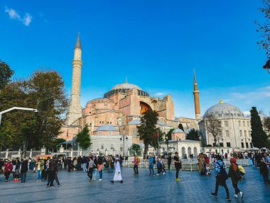 Kutsal Bilgeliğin Ayasofya Kilisesi. İstanbul, Türkiye 25 Ekim 2019. Ayasofya Cami Müzesi 'nin dışı. İstanbul Sultanahmet ilçesi. Sultanahmet Meydanı