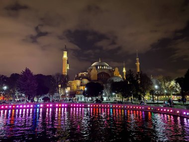 Ayasofya Müzesi, Ayasofya Sofya, 25 Ekim 2019 'da İstanbul' da Sultan Ahmet Parkı 'nda güzel bir yaz gecesi sahnesi ve sokak ışıklarıyla. Ayasofya, gece minareyle dışarı çık.