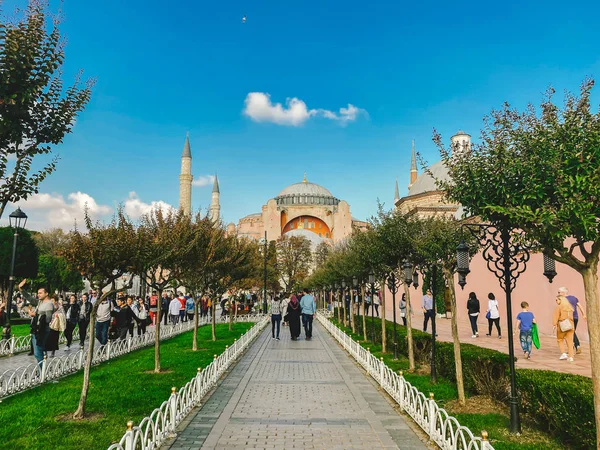 Hagia Sophia Kerk van de Heilige Wijsheid - Ayasofya. Istanbul, Turkije 25 oktober 2019. Buiten van de Hagia Sophia Ayasofya Moskee Museum. Sultanahmet district van Istanbul. Sultanahmet-plein — Stockfoto