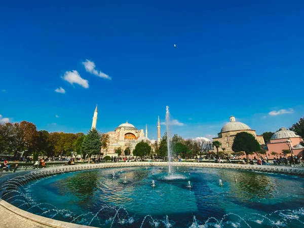 Εκκλησία της Αγίας Σοφίας της Αγίας Σοφίας - Αγιασόφια. Κωνσταντινούπολη, Τουρκία 25 Οκτωβρίου 2019. Εξωτερικά του Μουσείου Τζαμιού Αγίας Σοφίας Αγιασόφια. Περιφέρεια Sultanahmet της Κωνσταντινούπολης. Πλατεία Σουλταναχμέτ — Φωτογραφία Αρχείου