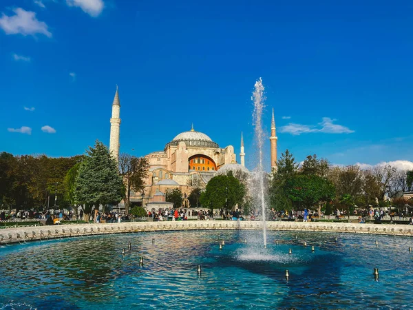 ( 영어 ) Hagia Sophia Church of the Holy Wisdom - Ayasofya. Istanbul, Turkey 2019 년 10 월 25 일. The Hagia Sophia Ayasofya mosque Museum 의 외곽. 이스탄불의 술타나흐 메트 지역입니다. 술탄나흐 광장 — 스톡 사진