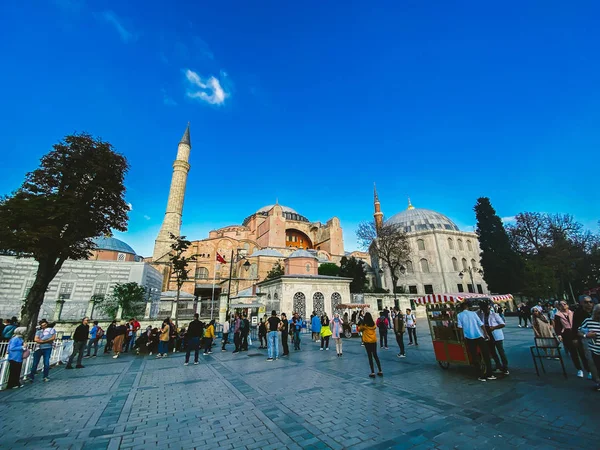 Santa Sofía Iglesia de la Santa Sabiduría - Ayasofya. Estambul, Turquía 25 de octubre de 2019. Exterior del Museo de la Mezquita Santa Sofía Ayasofya. Sultanahmet distrito de Estambul. Plaza Sultanahmet —  Fotos de Stock