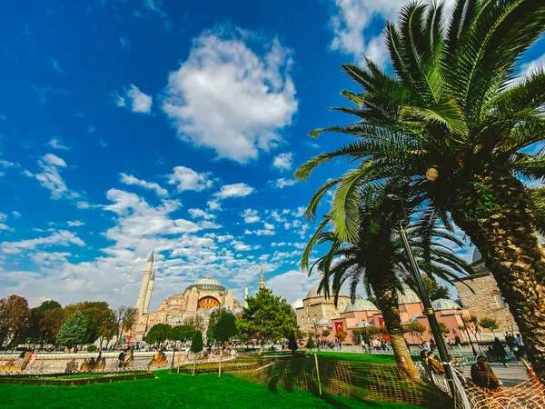 圣智慧圣索菲亚教堂- Ayasofya 。2019年10月25日，土耳其伊斯坦布尔。外面的圣索菲亚阿亚索菲亚清真寺博物馆。伊斯坦布尔的Sultanahmet区。Sultanahmet广场 — 图库照片