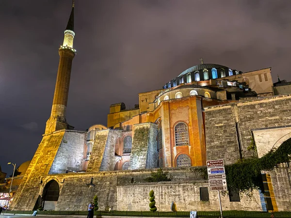 Музей Аясофья, собор Святой Софии в парке Султана Ахмета в Стамбуле, Турция 25 октября 2019 года в красивой летней ночной сцене и уличном освещении. Аясофья, ночью на улице с минаретом — стоковое фото