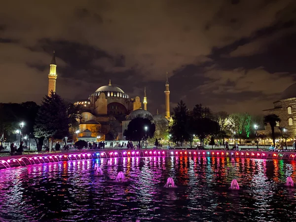 Museu Ayasofya, Hagia Sophia no parque Sultan Ahmet em Istambul, Turquia 25 de outubro de 2019 em uma bela cena noturna de verão e luzes de rua. Ayasofya, lá fora à noite com minarete — Fotografia de Stock