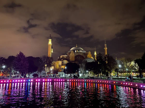 Museo Ayasofya, Hagia Sophia en el parque Sultan Ahmet en Estambul, Turquía 25 de octubre de 2019 en una hermosa escena nocturna de verano y luces de calle. Ayasofya, afuera por la noche con minarete —  Fotos de Stock