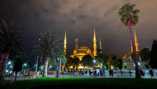 Ayasofya Museum, Αγία Σοφία στο πάρκο Sultan Ahmet στην Κωνσταντινούπολη, Τουρκία 25 Οκτωβρίου 2019 σε μια όμορφη καλοκαιρινή νυχτερινή σκηνή και φώτα στους δρόμους. Αγιασόφγια, έξω τη νύχτα με τον Μιναρέ. — Φωτογραφία Αρχείου